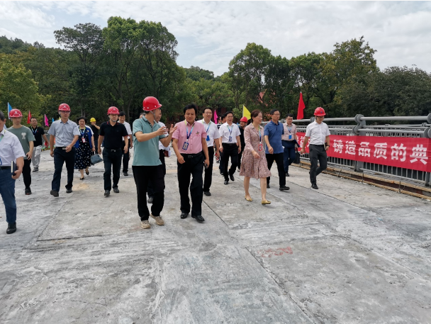 市政要聞 | 湖南工商大學(xué)黨委書記陳曉紅院士、長(zhǎng)沙市公共工程建設(shè)中心總工劉學(xué)武帶隊(duì)赴湖南工商大學(xué)跨桐梓坡路過街天橋項(xiàng)目考察調(diào)研